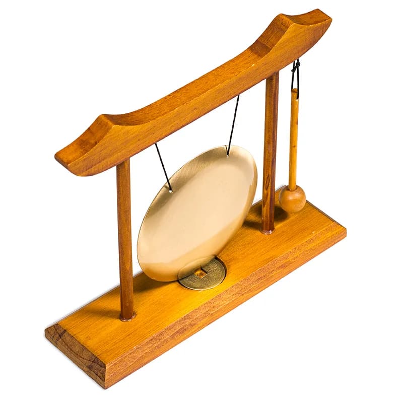 Ein Holzgong auf einem Holzständer.