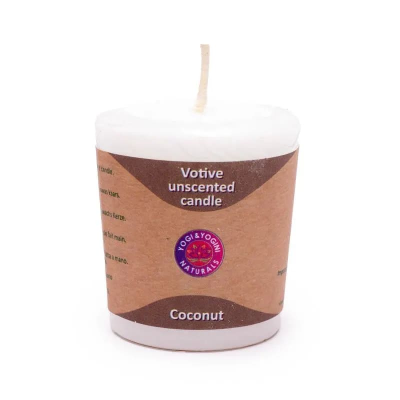 Eine Kerze mit der Aufschrift „Unscented Coconut“ darauf.