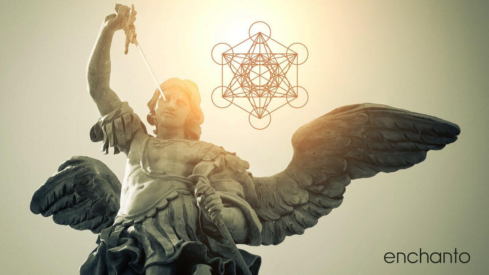 Eine Statue des Engels Erzengel Metatron mit Flügeln und dem Wort Enchanto.