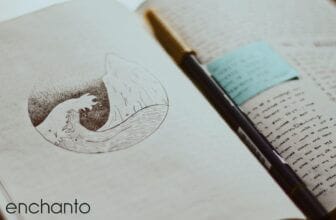 Ein offenes Buch mit der Zeichnung einer Welle in einem Traumtagebuch.
